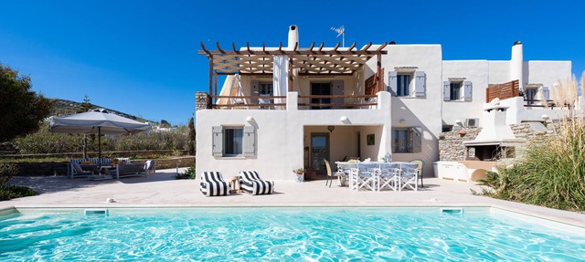Three-bedroom villa with Private Pool with easy access to Parasporos Beach in Παρασπορος