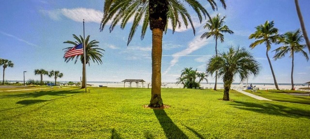 Tranquil villa with private beach, 2br/2ba 3 pools, complex on beach! Patio in Sarasota