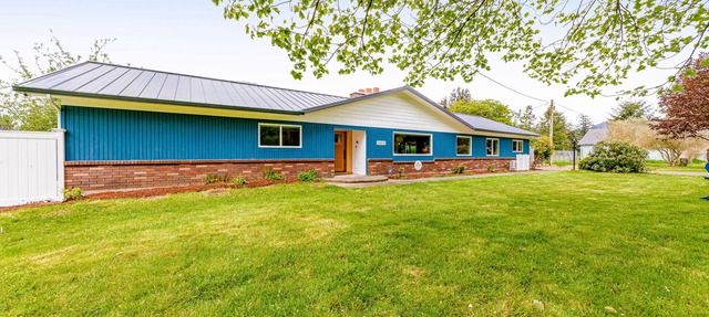 TRASK RIVER FISHING LODGE: New Riverfront Luxury with acreage and great views! in Tillamook