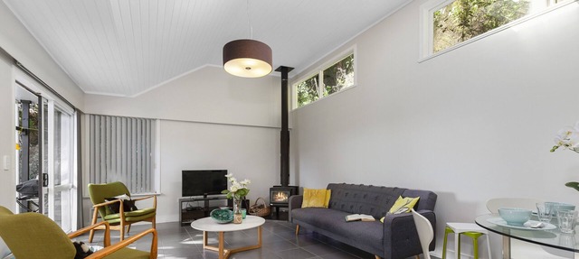 TREE TOP HIDEAWAY - SANDSPIT HOLIDAY HOME, with open fire in Sandspit in Sandspit