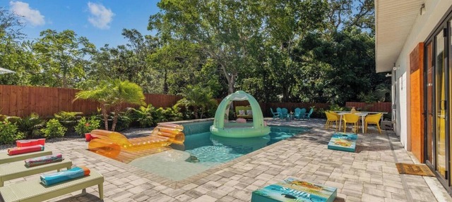 Tropical Vibe | 6BR Sleeps 21 | Heated Pool, Hot Tub, 2-Min Walk to GT Bray Park in Bradenton