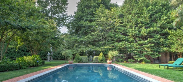 Two Master Suites, Eat-In Kitchen with Breakfast Area, Den with Fireplace,. in Southampton