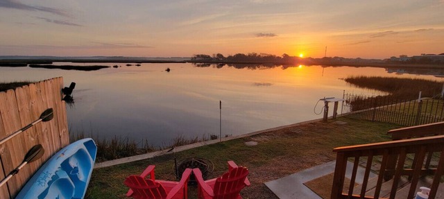 Two waterfront homes with endless adventure, hottub, kayaks, two jonboats, fishing, and three miles to beach in Cedar Point