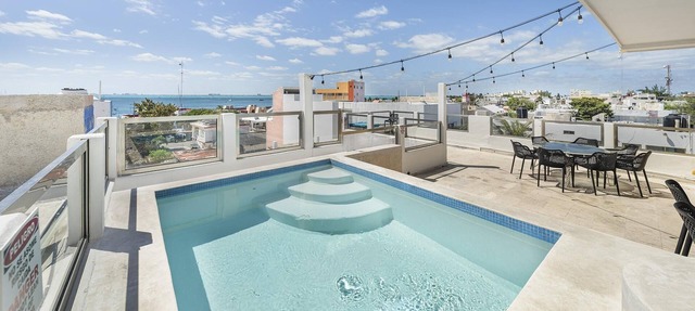 Unique 4BR w/Rooftop Pool Downtown in Isla Mujeres