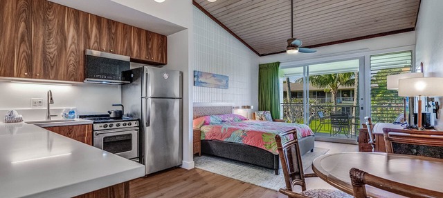 Updated Studio, AC, steps to beach in Lahaina