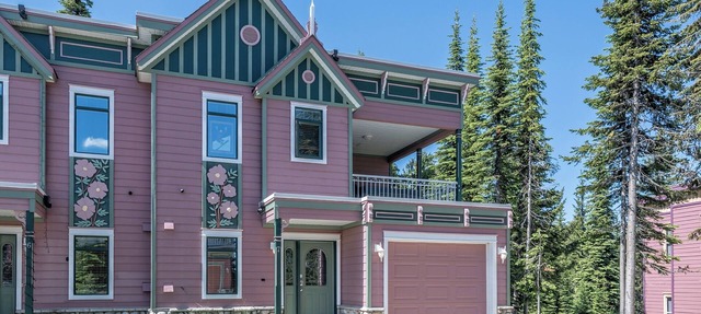 Upgraded Townhouse with BBQ, Hot Tub, Laundry and Gear Room! in Silver Star Mountain