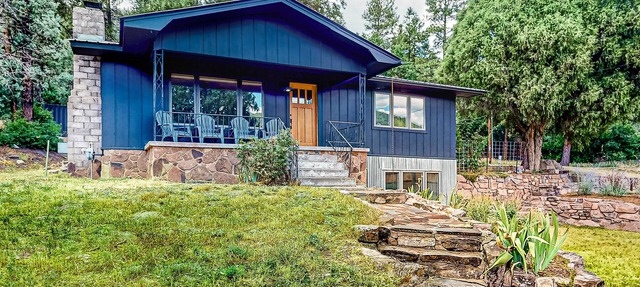 Upper apartment with deluxe kitchen, private W/D, & great location in Durango
