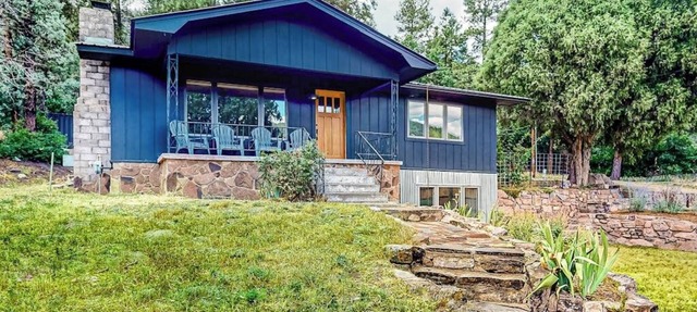 Upper apartment with deluxe kitchen, private W/D, & great location in Durango