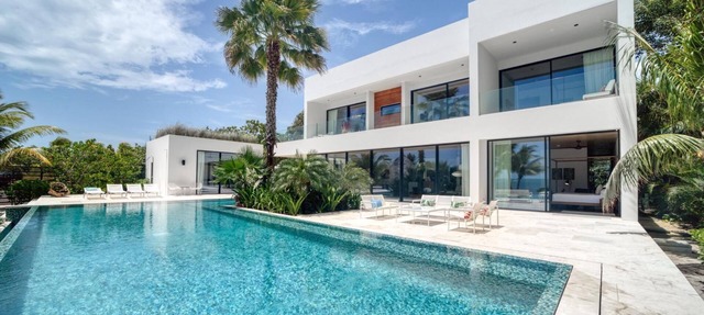 Upscale 5-bed Beachfront Villa w/pool , pier & ocean front in Placencia