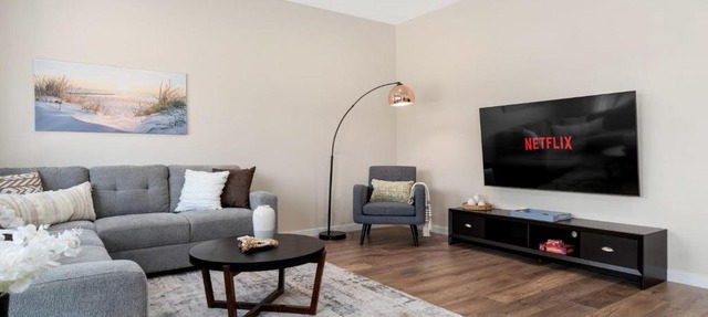 Upscale and Charming 3 Bedroom Home with King Bed in Sacramento
