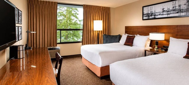 Upscale Multi-Bed Stay | Courtyard Pool | 1.2 mi to Bellevue Arts Museum in Bellevue