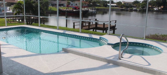 Vacation house with all comfort - pool, whirlpool, screen - directly by the sea in Saint Petersburg