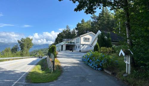 Vangsnes - charming apartment with Fjord view in Juvik