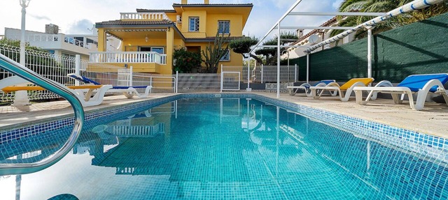 VILLA 200 MTS FROM THE SANDY BEACH + 5 BEDROOMS (WITH AIR C.) + PRIVATE POOL in L'Ampolla
