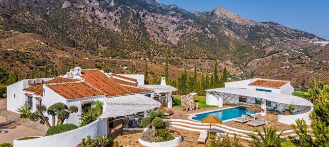 Villa Adaline - Five Bedroom Villa, Sleeps 10 in Alcaucín