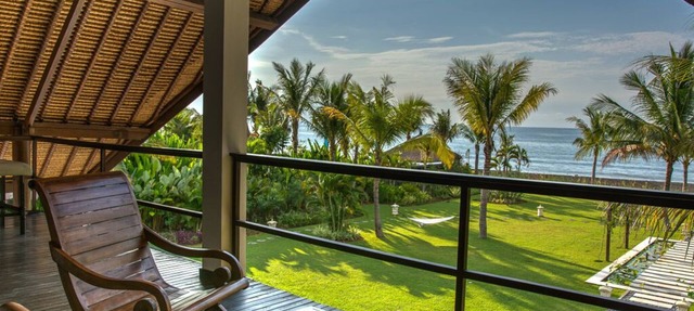 Villa Aparna - Luxurious Balinese villa right on the beach in Kabupaten Buleleng