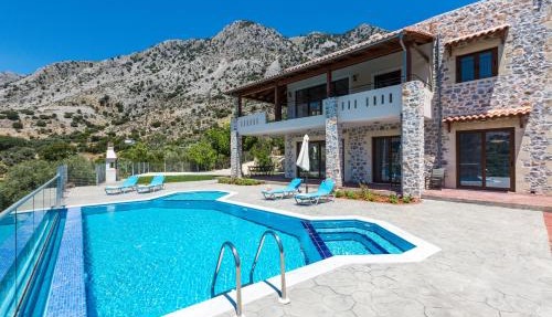 Villa Asigonia with Heated Pool & Whirlpool in Asigonía