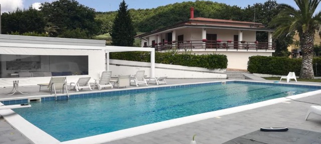 Villa Assunta con piscina in Benevento