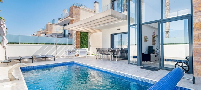 Villa "Belle" with Private Pool, Private Terrace and Wi-Fi in Orihuela Costa