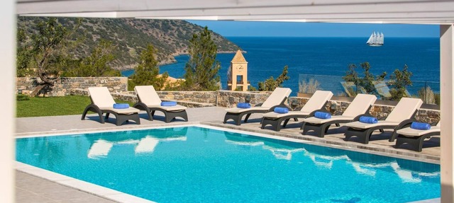 Villa Bellelen with a heated pool in Agios Nikolaos