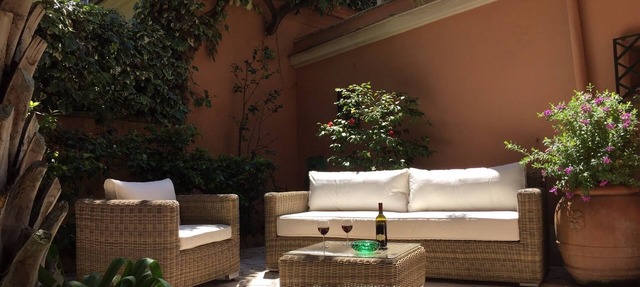 Villa Borghese Oasis: Quiet, Large Apartment with WiFi, AC, Patio - Palm House 1 in Roma