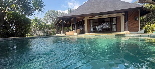 Villa Bundar: fabulous beachfront villa with pool and with staff! in Dencarik / Lovina