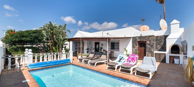 Villa 'Casa Colleen' with Heated Pool, Terrace, Garden, Wi-Fi & AC in Puerto del Carmen