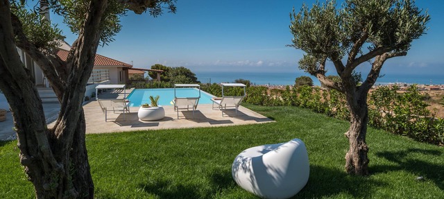 Villa Castellana, Elegant modern villa with private infinity pool sea view in Ragusa