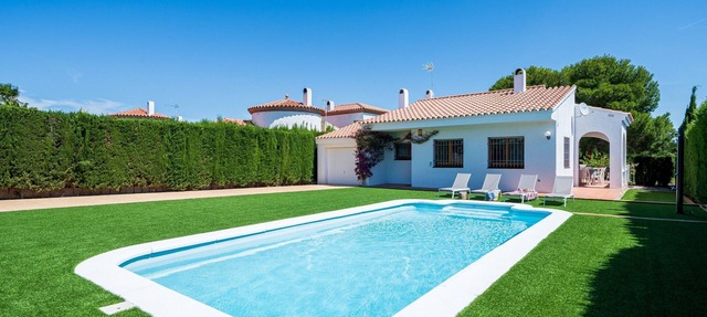 Villa 'Chalet a Pie Cala Forn con Piscina' with Private Pool, Terrace & Wi-Fi in Tres Cales