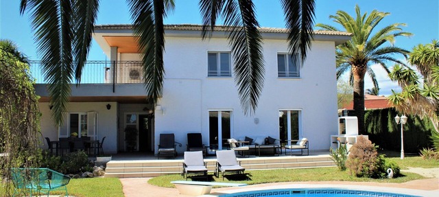 Villa "dalias" - su Casa de Vacaciones de Cuento de Hadas! in Cambrils