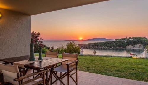 Villa Idyle - Beachfront Residence in Tragána
