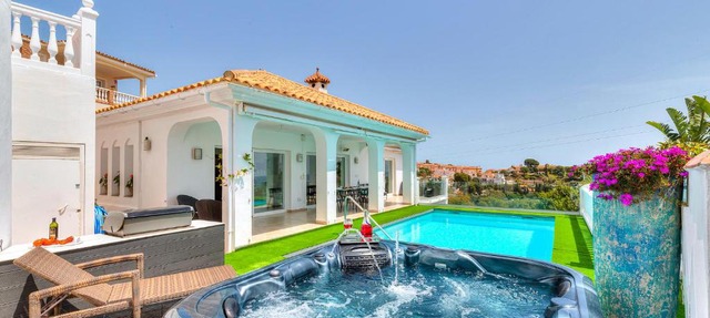 Villa Intermezzo - Jacuzzi, Salt water Pool & BBQ in Fuengirola
