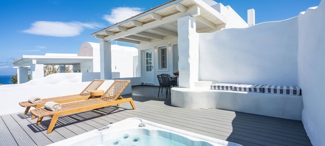 Villa Pearl - Sunset & Sea View - Swimming Pool & Private Outdoor Heated Jacuzzi in Oia Santorini