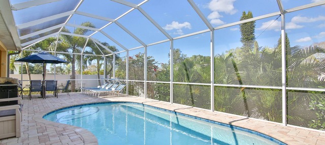 Villa Sandpiper! Only 3 Miles to Anna Maria Island! Private Pool, Wifi, Netflix in Bradenton