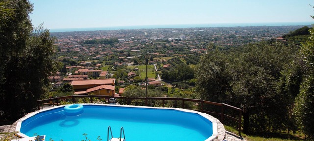 Villa with private pool, 5 minutes drive from the beach of Forte dei Marmi. in Ripa di Seravezza Lucca