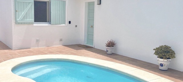 Villa with "heated pool" , 500megabyte Wifi and Netflix - 100 metres from beach in Corralejo