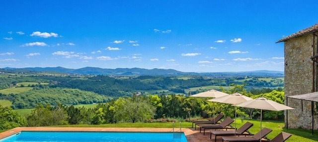 Villa with private pool on 25 acres in the heart of Chianti, close to Siena in Pievasciata