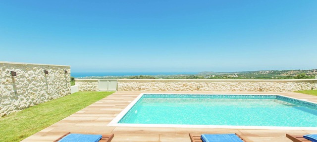 Villa with private pool near sea on NW coast in Roupes