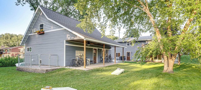 Walk to Spring Lake w/Waterpark: Family Retreat! in North Mankato