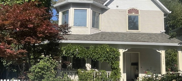 Walkable private 2 bdrm suite w shared entry, kitchenette, bathroom in Kelowna
