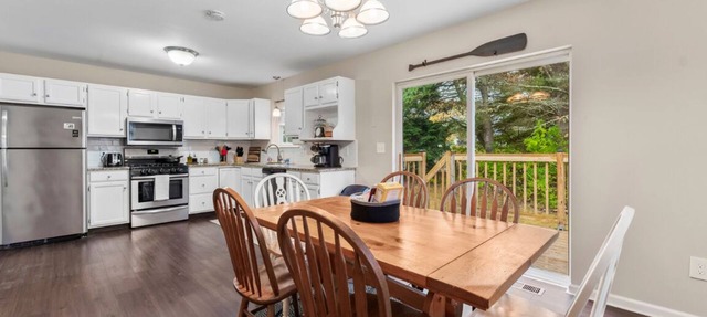 Walking distance to Echo Lake, near Lake George with fire-pit and grill in Warrensburg