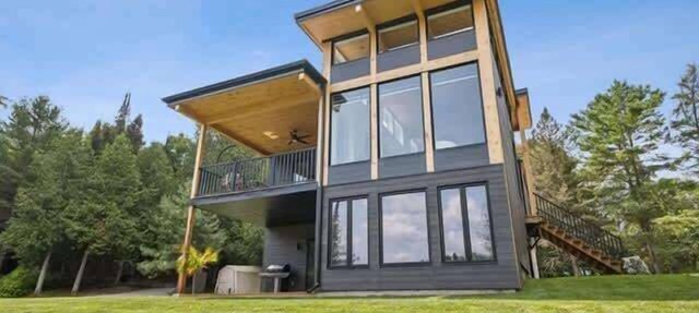Waterfront, Hot tub, Beautiful Modern Chalet Skyville in Blue Sea