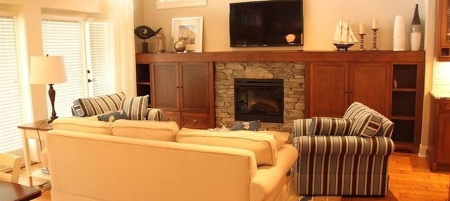 Waterfront Luxurious Beach Home with Shared Pool in Qualicum Beach