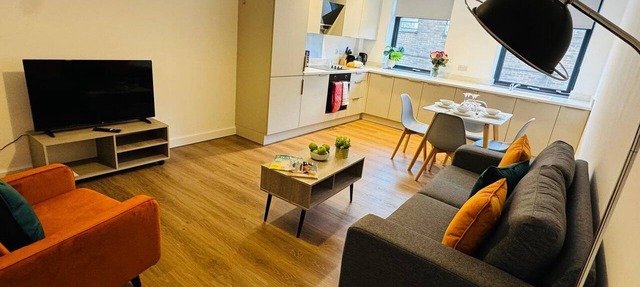 Well-Located 2-Bed Flat, Swindon Old Town in Swindon