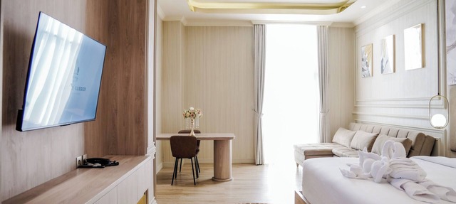 Whistler Garden Hotel in Kosambi