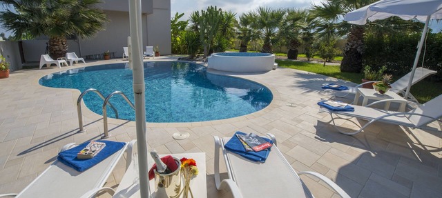 XENOS VILLA 2 - LUXURY VILLA WITH PRIVATE SWIMMING POOL, NEAR THE SEA in Tigkaki