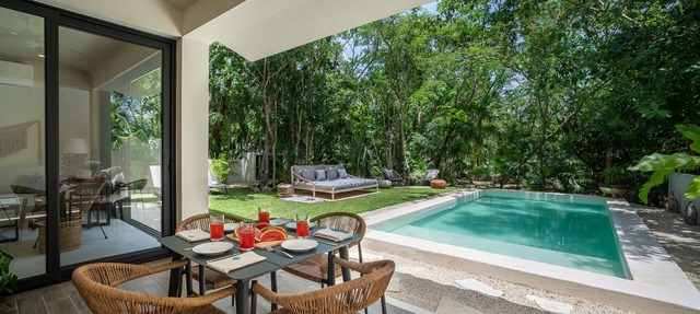 Zen inspirated villa in jungle setting with AC, internet and pool! in Puerto Aventuras
