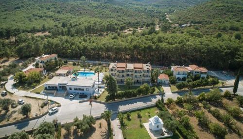 Zeus Hotel in Ireon