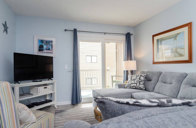 2 BR condo in Sand Pebbles w ocean views! in Carolina Beach
