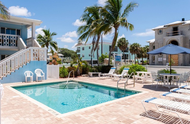 Anna Maria Beach Place #5. Directly Across Street From The Beach With Pool. in Holmes Beach